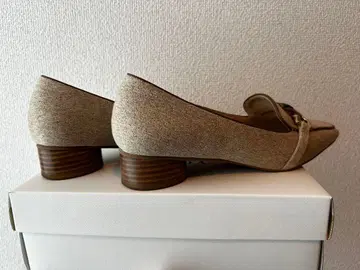 RANDA 베이지 아크릴 x 골드 부품 파이핑 디자인 신발