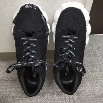 애쉬 레이스 소재 블랙 스니커즈 통굽