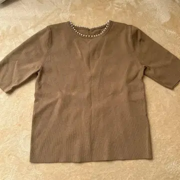 브라운 반팔 니트 펄 장식 포함