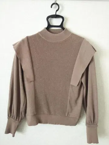 [ UNITED TOKYO ] 하이넥 프릴 니트 사이즈 1 베이지