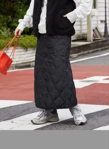 타이온 퀼팅 밀리터리 다운 롱 스커트 블랙