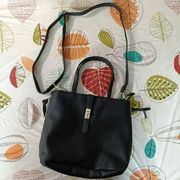 블랙 숄더백 골드 지퍼 포함