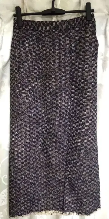 네이비 계열 트위드 슬릿 타이트 스커트