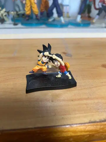 손오공과 루피의 피규어 콜라보