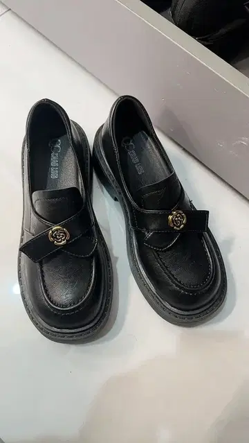 블랙 로퍼 장미 금장 장식 포함