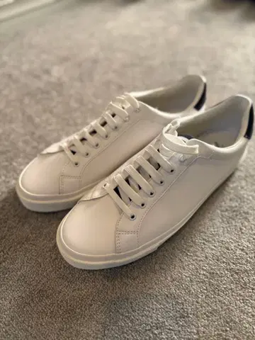 [미사용 새상품] ZARA 스니커즈 화이트 28cm