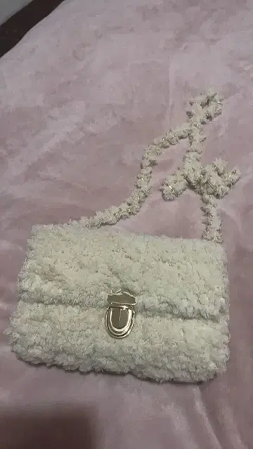 퍼 숄더백 크림색