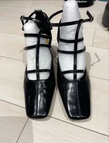 블랙 스트랩 포함 스퀘어토 펌프스 38