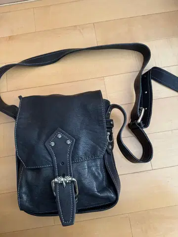 HUGO BOSS 블랙 가죽 숄더백