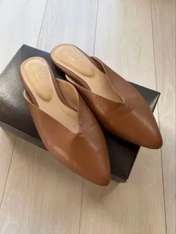 브라운 가죽 플랫슈즈