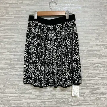 새상품 미사용 미쉘클랑 총 패턴 니트 스커트 38 모노톤 블랙 화이트