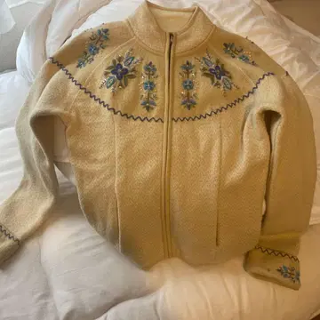 flower bees embroidery zipup knit