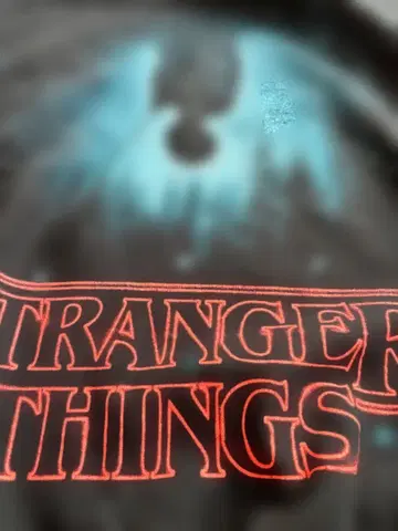 기묘한 이야기 로고 맨투맨 블랙 M