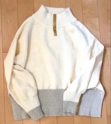 에이미 로우 금박 바이컬러 하이넥 니트 하이넥 화이트