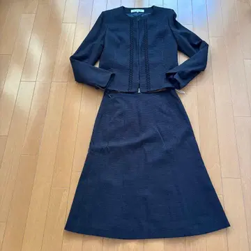 Lui Chantant 다크 네이비 스커트 셋업