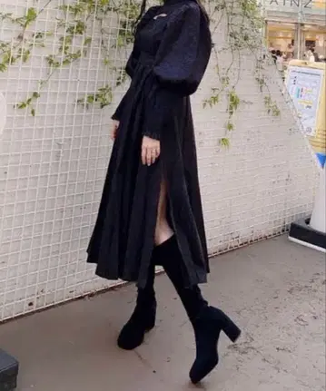 amerge 아멜쥬 데콜테 슬릿 원피스 자카드 블랙