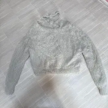 화이트 퍼 스타일 크롭 스웨터