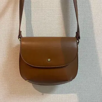 브라운 숄더백 심플한 디자인