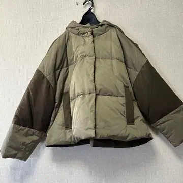 카키 후드 부착 다운 자켓