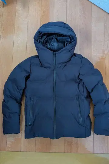 유니클로 심리스 다운 파카 S 블랙 블랙 계열 중고 UNIQLO