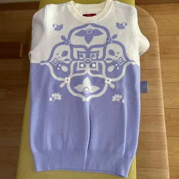 화이트와 연보라색 무늬가 들어간 긴팔 니트 스웨터