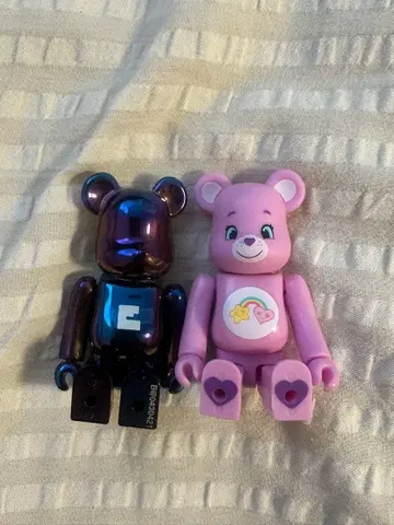 베어브릭 피규어 2체 세트와 핀 배지