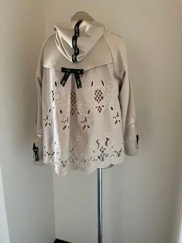 베이지 후드 부착 후드티