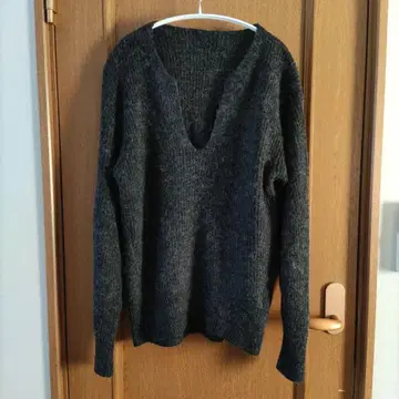 다크 그레이 V넥 니트 스웨터 긴팔