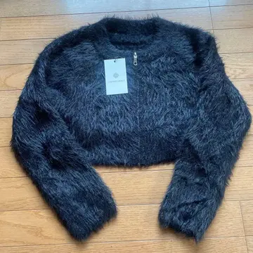 me+em select 블랙 퍼(fur)풍 크롭 상의