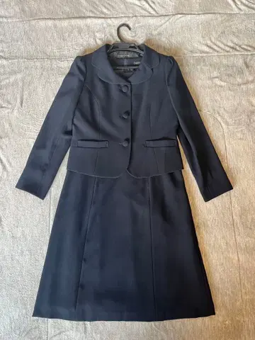 네이비 자켓과 스커트 세트