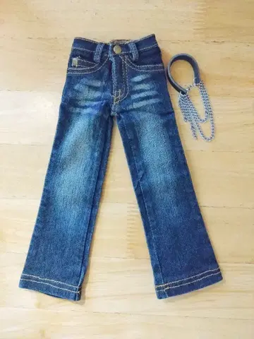 MSD 사이즈의 다크 블루 청바지와 목걸이? 세트