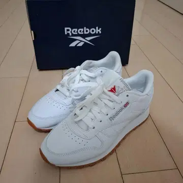 Reebok 화이트 스니커즈