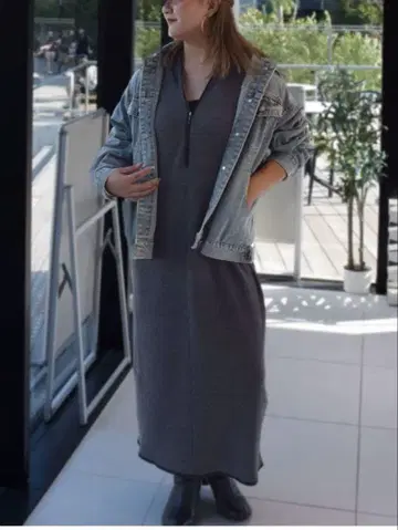 ROSIEE 센터 지퍼 리브 니트 원피스 ayane 차콜 그레이