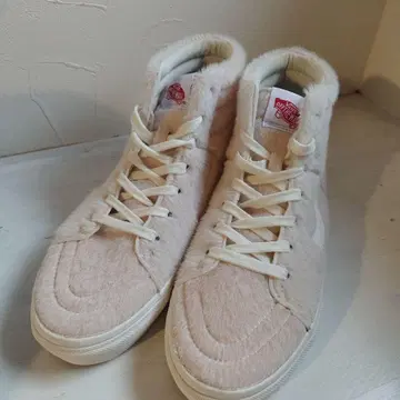 VANS 퍼 소재 핑크 하이컷 스니커즈