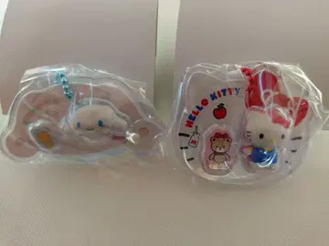 산리오 캐릭터즈 패키지 참 1. 헬로키티 2. 시나몬 롤