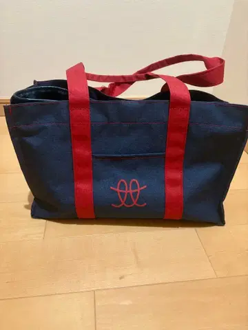 네이비와 레드 색상의 토트백