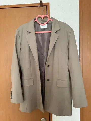 베이지 테일러드 자켓 투버튼