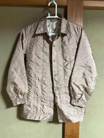 퀼팅 자켓 베이지 셔츠형 충전솜 안감 패턴