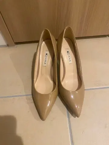 다이애나 베이지 하이힐 펌프스