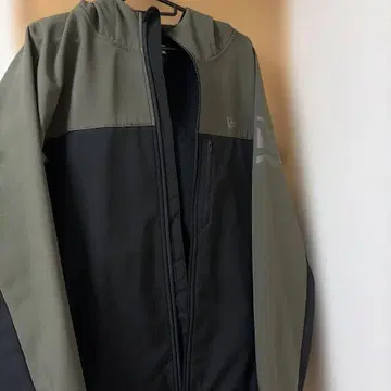 뉴에라 (NEW ERA) 쉘 자켓 플래그 로고 올리브