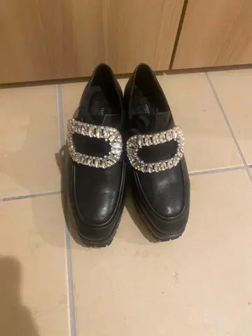 23.5 CELFORD 비쥬 부착 블랙 로퍼