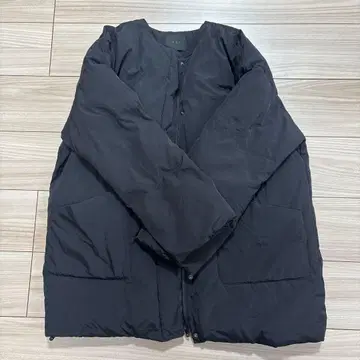 KBF 블랙 노카라 다운 자켓