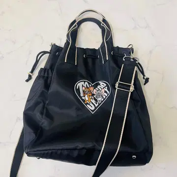 거의 미사용 톰과 제리 하트 자수 블랙 핸드백