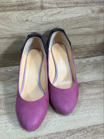 로즈 핑크에 다크 브라운 리본 오데트 오딜의 마음에 드는 펌프스입니다.