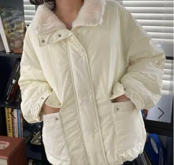 화이트 보아 카라 부착 다운 자켓