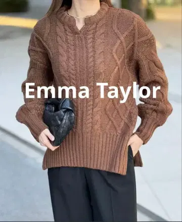 [새상품급] Emma Taylor 사이드 지퍼 키 넥 케이블 니트 브라운