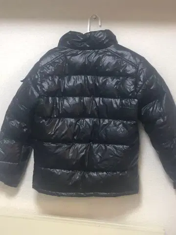 반질반질한 다운 사이즈가 맞지 않아 판매합니다