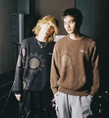 BADWAY 태양 무늬 니트 스웨터