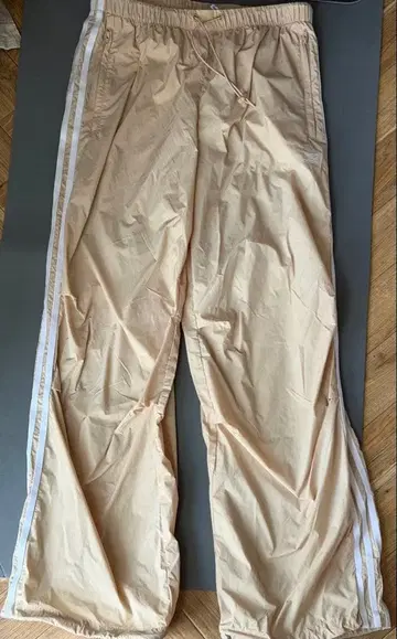 adidas 베이지 사이드 스트라인 저지