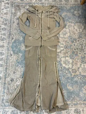 goa 맨투맨 척 플레어 스커트 셋업